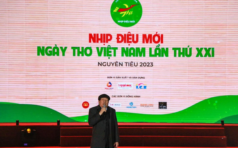 Poet Huu Thinh recalled his inspiration to write the poem entitled ‘Nam Anh Em Tren Mot Chiec Xe Tang’ (Five fighters on a tank) Poet Huu Thinh recalled his inspiration to write the poem entitled ‘Nam Anh Em Tren Mot Chiec Xe Tang’ (Five fighters on a tank)