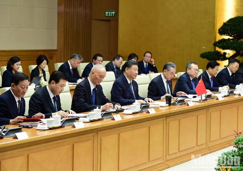 Chinese Party General Secretary and President Xi Jinping and members of the high-ranking Chinese delegation at the meeting. Chinese Party General Secretary and President Xi Jinping and members of the high-ranking Chinese delegation at the meeting.