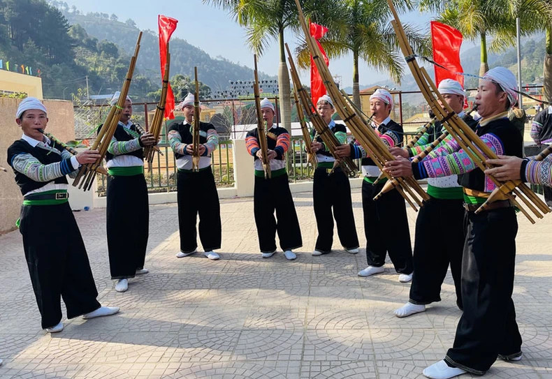 A pan-pipe performance of H'Mong ethnic men in Mu Cang Chai District, Yen Bai Province A pan-pipe performance of H'Mong ethnic men in Mu Cang Chai District, Yen Bai Province