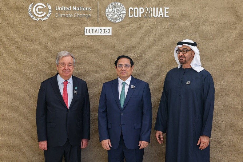 UN Secretary-General Antonio Guterres (left) and President of the host country UAE Mohammed bin Zayed Al Nahyan (right) welcome Vietnamese Prime Minister Pham Minh Chinh. (Photo: COP28)