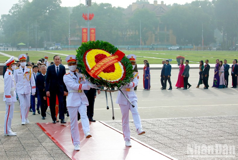 Also on the morning of January 14, the overseas Vietnamese delegates paid tribute to President Ho Chi Minh at his mausoleum in Hanoi.