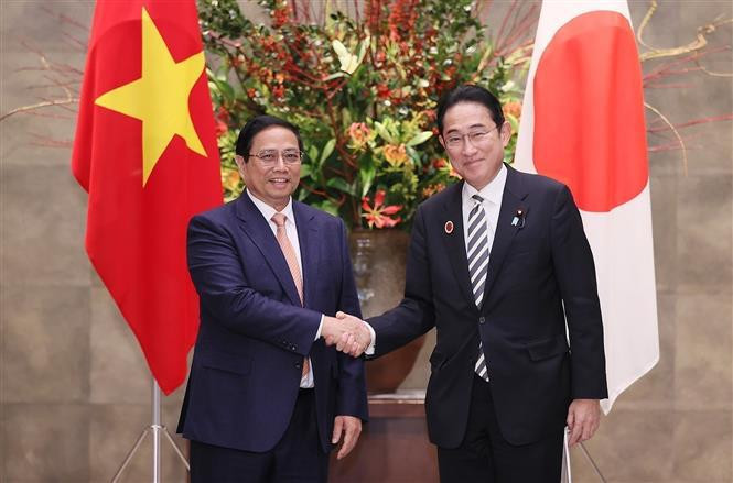 PM Pham Minh Chinh (L) and his Japanese counteprart Kishida Fumio (Photo: VNA) PM Pham Minh Chinh (L) and his Japanese counteprart Kishida Fumio (Photo: VNA)