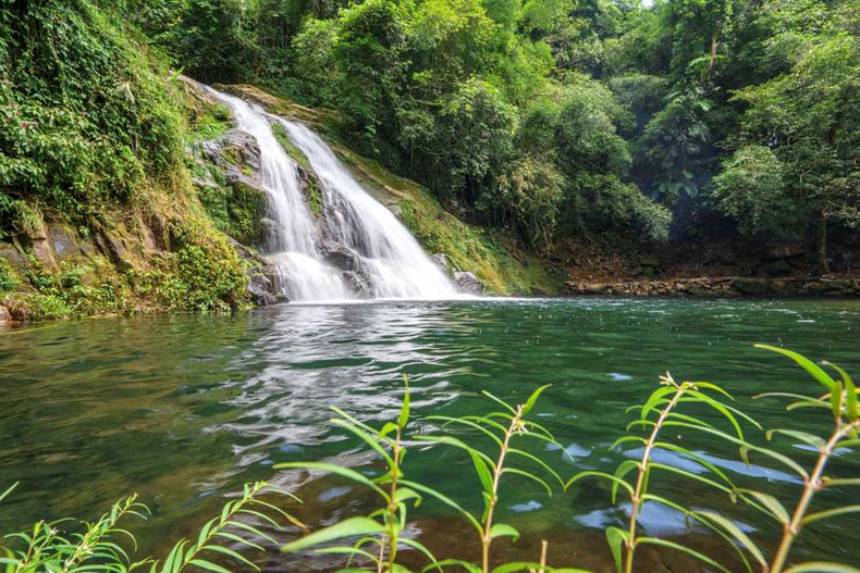 The water flows down the valley from the mountain, pouring down to create white foam, forming a lake which is hundreds of square meters wide at the foot of the waterfall. (Photo: vietnamtourism.gov.vn) The water flows down the valley from the mountain, pouring down to create white foam, forming a lake which is hundreds of square meters wide at the foot of the waterfall. (Photo: vietnamtourism.gov.vn)