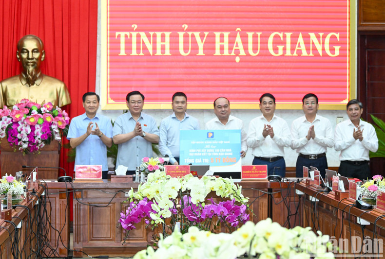 NA Chairman Vuong Dinh Hue and the delegation witnessed representatives from the Vietnam Oil and Gas Group providing financial support for the construction of social houses for the poor in Hau Giang Province. NA Chairman Vuong Dinh Hue and the delegation witnessed representatives from the Vietnam Oil and Gas Group providing financial support for the construction of social houses for the poor in Hau Giang Province.