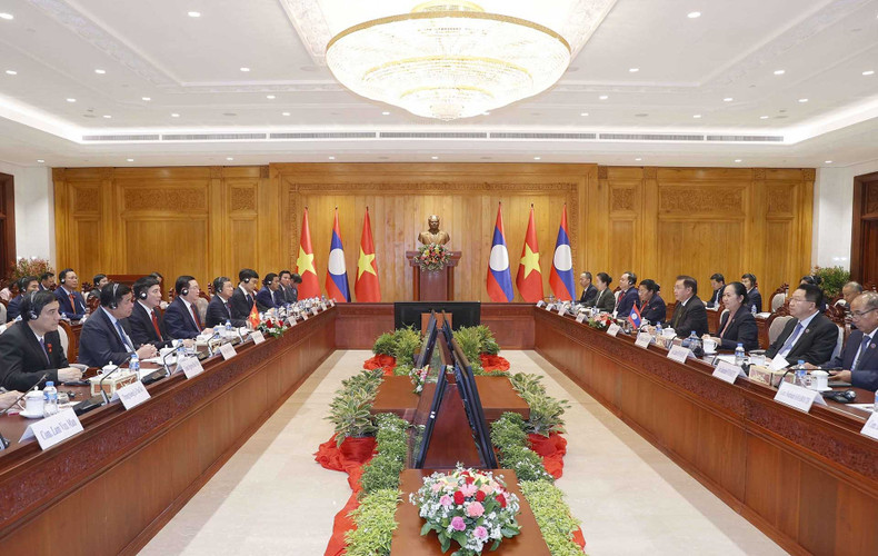 An overview of the talks between Vietnamese and Lao NA leaders in Vientiane on December 4 (Photo: VNA)