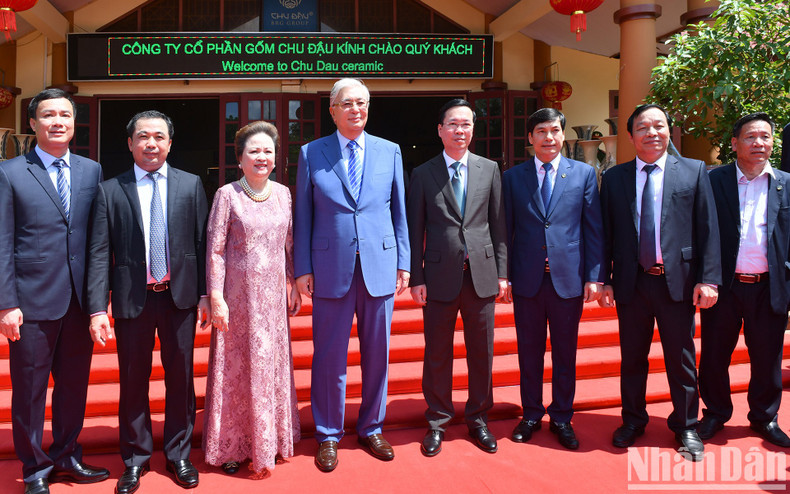 President Vo Van Thuong, his Kazakh counterpart Kassym-Jomart Tokayev, and representatives of Chu Dau Ceramics JSC pose for a group photo. President Vo Van Thuong, his Kazakh counterpart Kassym-Jomart Tokayev, and representatives of Chu Dau Ceramics JSC pose for a group photo.