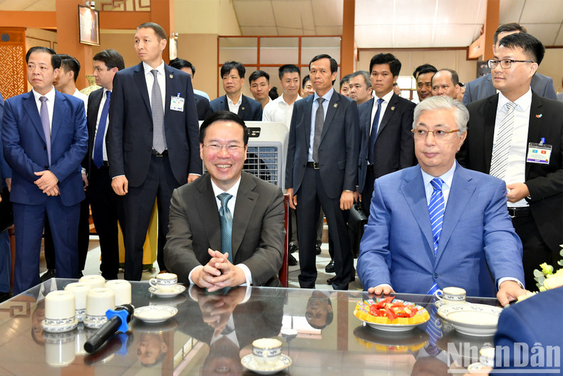 President Vo Van Thuong and his Kazakh counterpart Kassym-Jomart Tokayev at Chu Dau Ceramics JSC. President Vo Van Thuong and his Kazakh counterpart Kassym-Jomart Tokayev at Chu Dau Ceramics JSC.