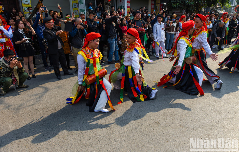 The dancers are young and unmarried men who come from families with good backgrounds. The dancers are young and unmarried men who come from families with good backgrounds.