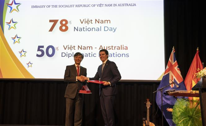 Vietnamese Ambassador to Australia Nguyen Tat Thanh (left) hands over a souvenir to Australian Assistant Minister for Foreign Affairs Tim Watts. (Photo: VNA) Vietnamese Ambassador to Australia Nguyen Tat Thanh (left) hands over a souvenir to Australian Assistant Minister for Foreign Affairs Tim Watts. (Photo: VNA)