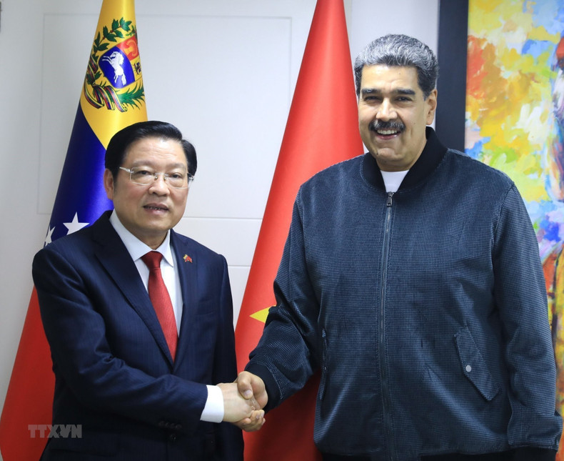 Politburo member, Secretary of the CPV Central Committee, Chairman of its Commission for Internal Affairs Phan Dinh Trac (L) and Venezuelan President and PSUV President Nicolás Maduro (Photo: VNA) Politburo member, Secretary of the CPV Central Committee, Chairman of its Commission for Internal Affairs Phan Dinh Trac (L) and Venezuelan President and PSUV President Nicolás Maduro (Photo: VNA)