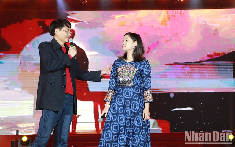 A poetry recital by poets Lu Mai and Nguyen Minh Cuong. A poetry recital by poets Lu Mai and Nguyen Minh Cuong.