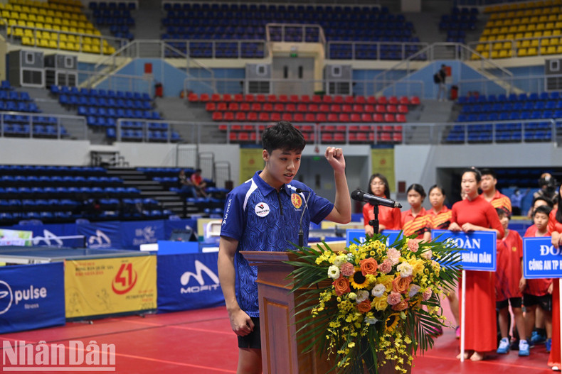 Athlete Nguyen Hoang Lam, on behalf of all the other competitors, takes the oath at the opening ceremony, committing to respect the rules and take part in the competitions in a spirit of fair play.