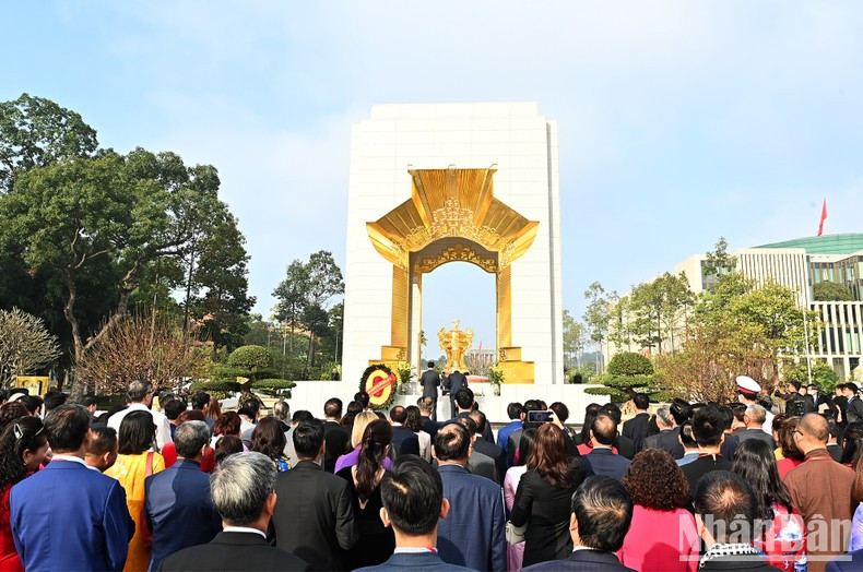 The delegation also laid wreaths and offered incense in tribute to national heroes and fallen soldiers, at the Monument in Bac Son Street.