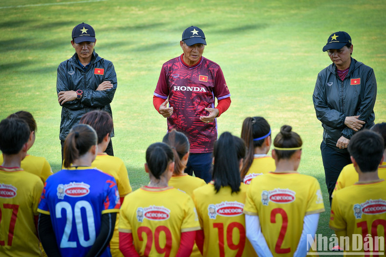 Vietnamese national women's football team train hard ahead of World Cup finals ảnh 2