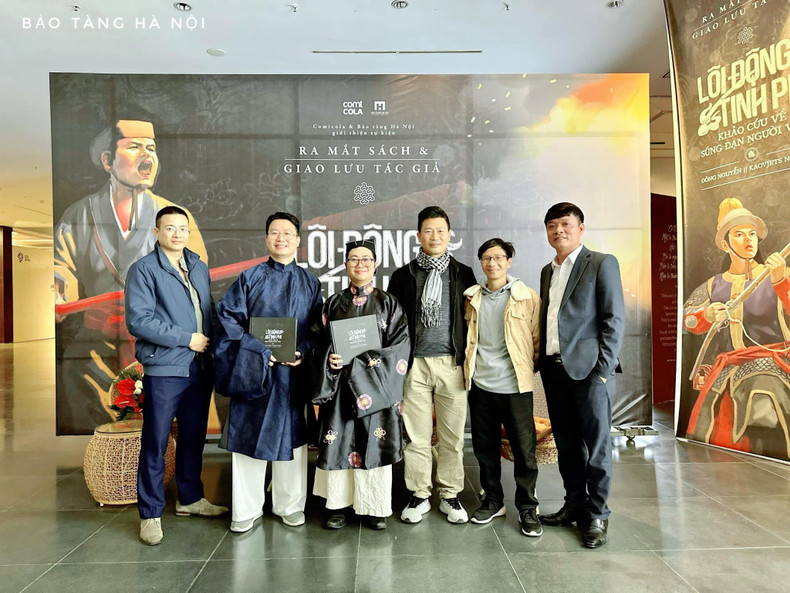 Caoviet Nguyen and Dong Nguyen (second and third from left), authors of 'Loi Dong, Tinh Phi', at the lauch of the book. (Photo: Hanoi Museum)