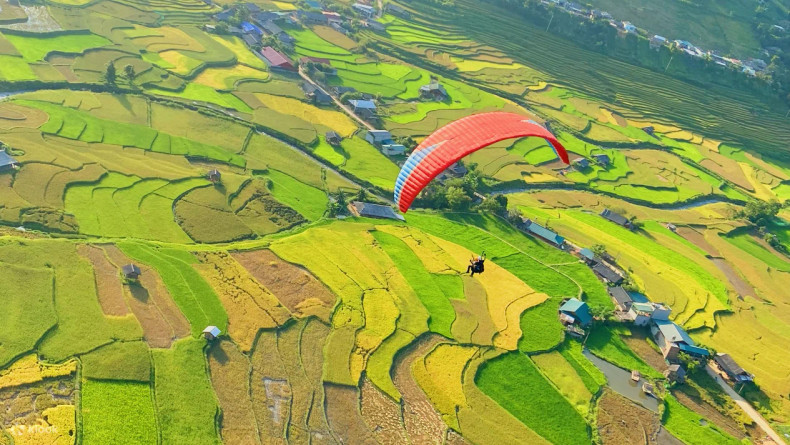 The paragliding festival in Mu Cang Chai District has drawn much excitement and interest from visitors. The paragliding festival in Mu Cang Chai District has drawn much excitement and interest from visitors.