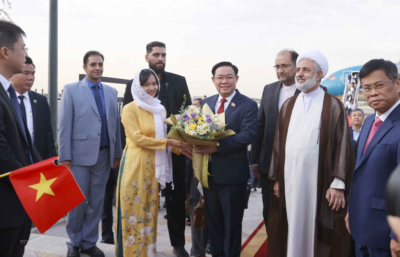 At the welcome ceremony for NA Chairman Vuong Dinh Hue at Mehrabad International Airport, Tehran.