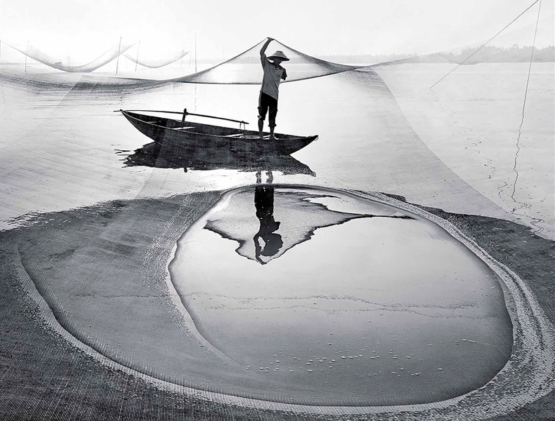 The photo entitled ‘Life-time attachment’ by Dang Ke Duc from Vietnam was named the VAPA’s gold prize winner in the monochrome freedom category.