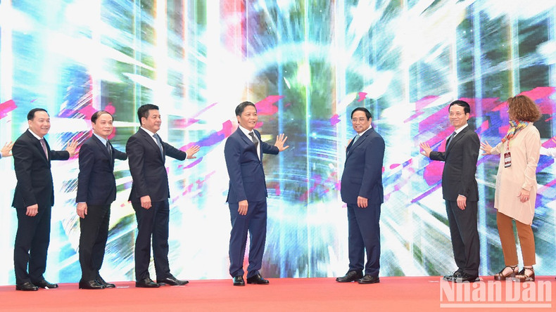 At the opening of the international exhibition on industry 4.0. (Photo: NDO/Tran Hai)