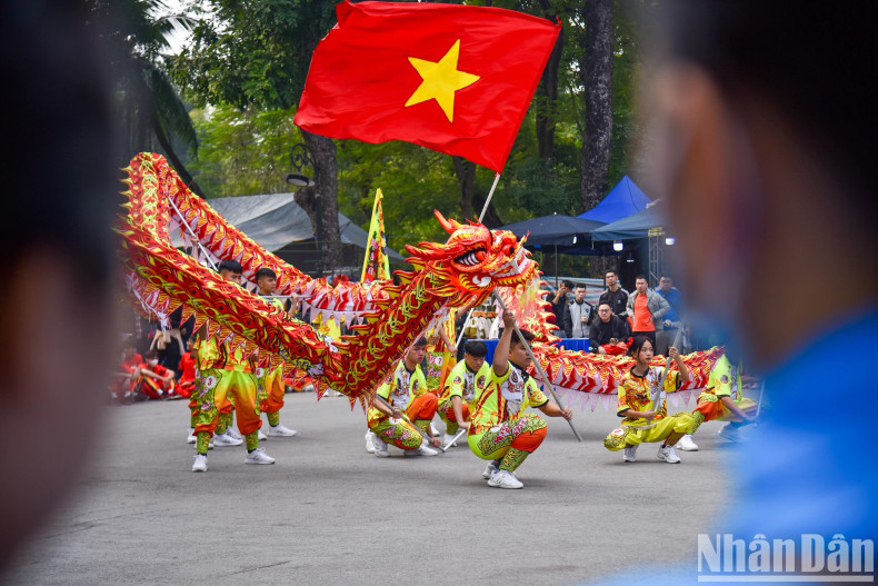 A dragon dance competition is held within the framework of the festival. A dragon dance competition is held within the framework of the festival.