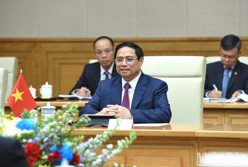 Prime Minister Pham Minh Chinh speaks at the meeting.