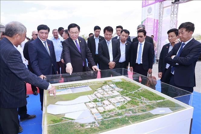 NA Chairman Hue explores the design of the ViMariel Industrial Park (Photo: VNA) NA Chairman Hue explores the design of the ViMariel Industrial Park (Photo: VNA)