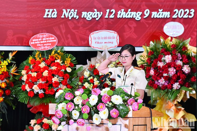 Lieutenant Colonel Tran Thi Thuy Hanh speaking at the ceremony, on behalf of officers and lecturers of the People's Police Academy. Lieutenant Colonel Tran Thi Thuy Hanh speaking at the ceremony, on behalf of officers and lecturers of the People's Police Academy.