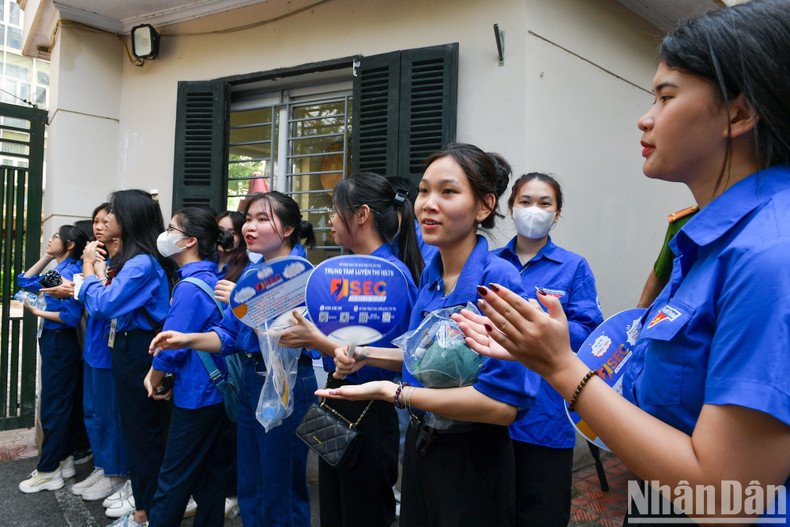 The volunteers not only provide support to the organisation at exam venues but also give encouragement to the candidates during their important exam. The volunteers not only provide support to the organisation at exam venues but also give encouragement to the candidates during their important exam.
