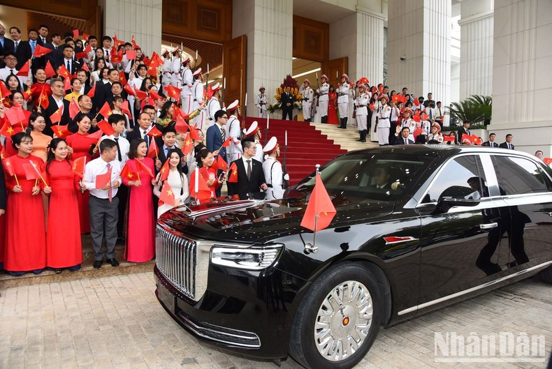 Vietnamese people waving national flags of the two countries to welcome Chinese General Secretary and President Xi Jinping. Vietnamese people waving national flags of the two countries to welcome Chinese General Secretary and President Xi Jinping.