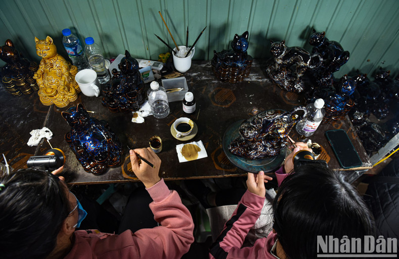 The fired ceramic will then be applied with layers of gold lustre.