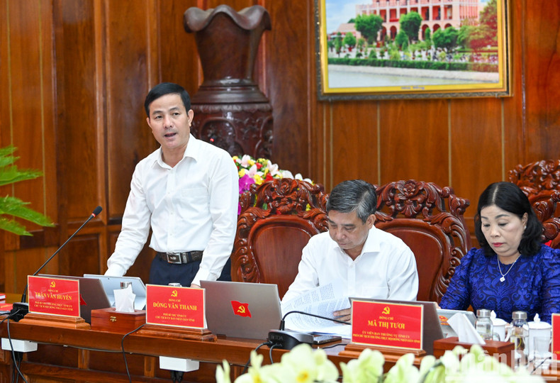 Permanent Deputy Secretary of Hau Giang Provincial Party Committee Tran Van Huyen delivers a report at the working session. Permanent Deputy Secretary of Hau Giang Provincial Party Committee Tran Van Huyen delivers a report at the working session.