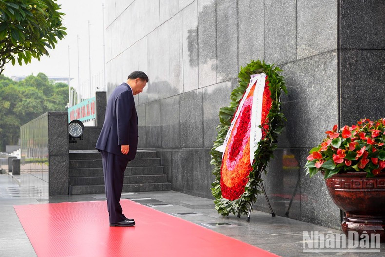 Chinese Party General Secretary and President Xi Jinping paid homage to President Ho Chi Minh.