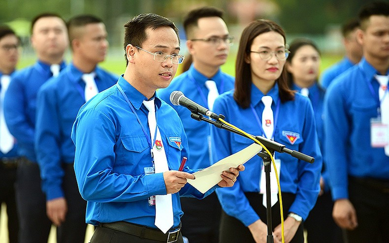 In his speech, Nguyen Duy Son, a youth union member from the Ministry of Foreign Affairs, briefed the achievements gained by the Youth Union of Centrally-run Agencies Bloc, over the past years. In his speech, Nguyen Duy Son, a youth union member from the Ministry of Foreign Affairs, briefed the achievements gained by the Youth Union of Centrally-run Agencies Bloc, over the past years.