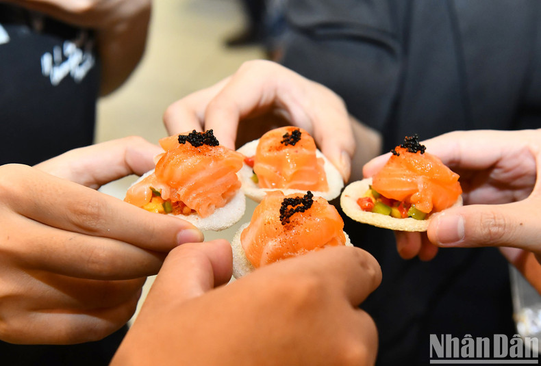 Participants tasted Norwegian salmon at the event. Participants tasted Norwegian salmon at the event.