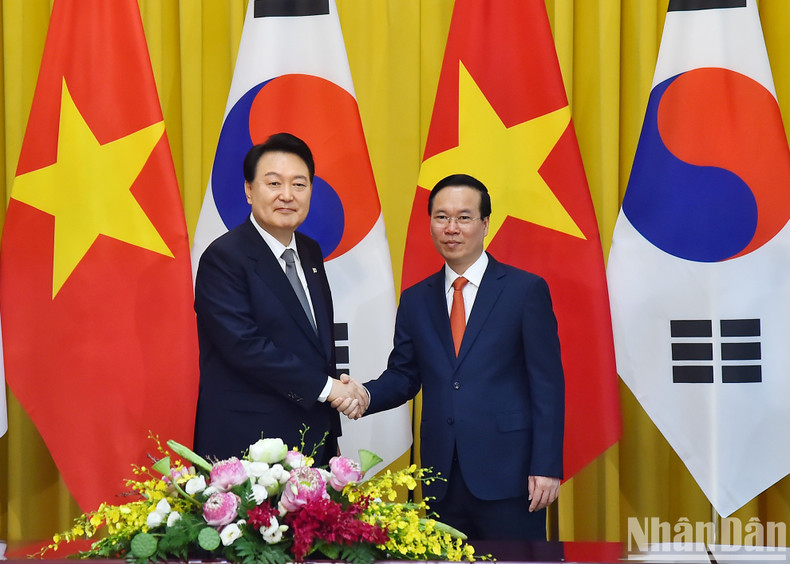 President Vo Van Thuong (R) and RoK President Yoon Suk Yeol.
