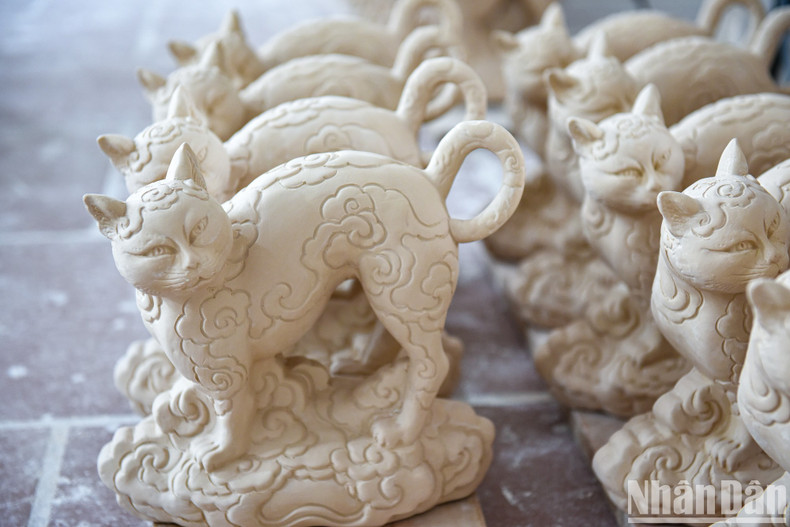 Each sample in the collection has many sophisticated details, requiring great patience, skill and meticulousness from artisans.