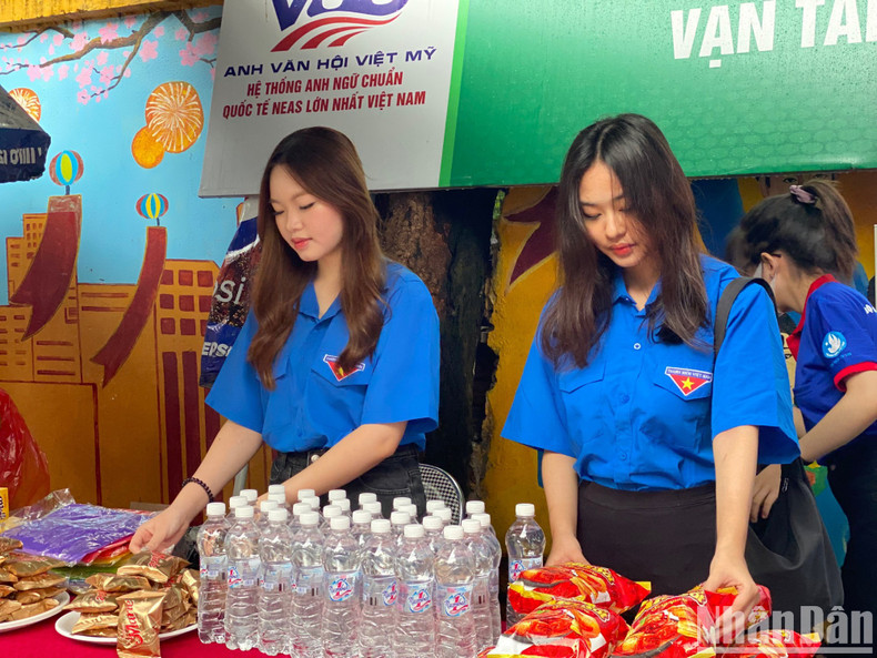 Free cakes, snacks, water, raincoats, and handheld fans are on offer to exam candidates. Free cakes, snacks, water, raincoats, and handheld fans are on offer to exam candidates.