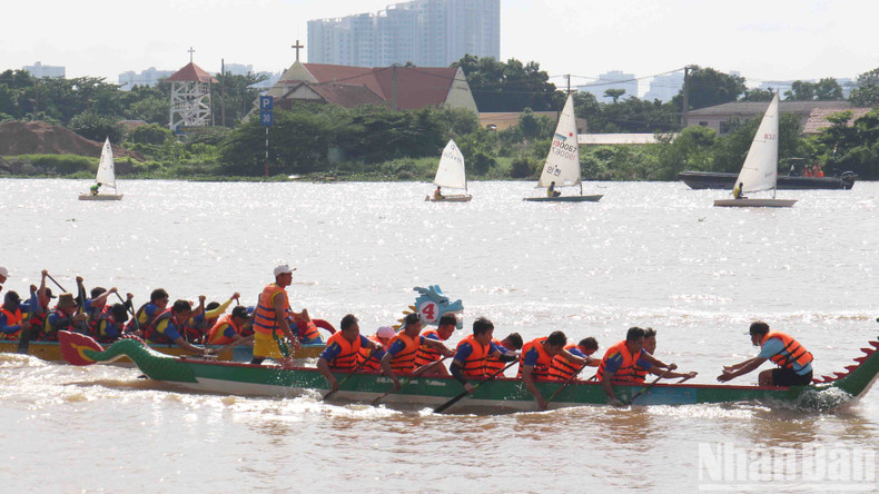 The race gathered rowers from across Ho Chi Minh City as well as from Da Nang City and the provinces of An Giang, Binh Thuan, Nghe An, Quang Binh, and Dong Nai.