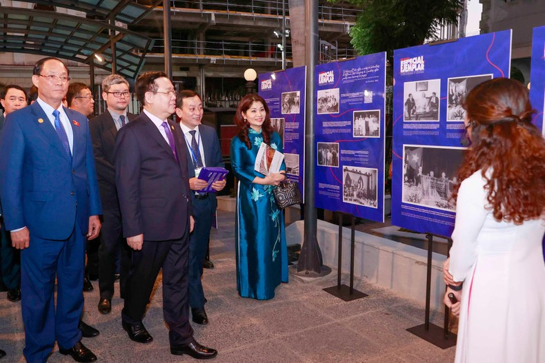 NA Chairman Vuong Dinh Hue admires photos on display at an exhibition on Vietnam – Cuba relations. NA Chairman Vuong Dinh Hue admires photos on display at an exhibition on Vietnam – Cuba relations.