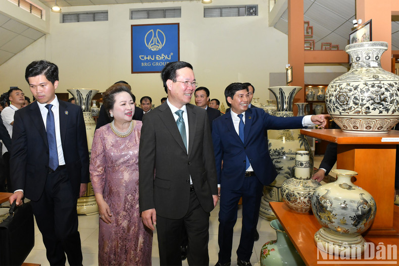 President Vo Van Thuong visits a display area in the Chu Dau Ceramics JSC. President Vo Van Thuong visits a display area in the Chu Dau Ceramics JSC.