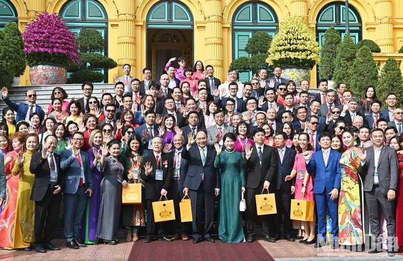 President Nguyen Xuan Phuc and the overseas Vietnamese delegates.