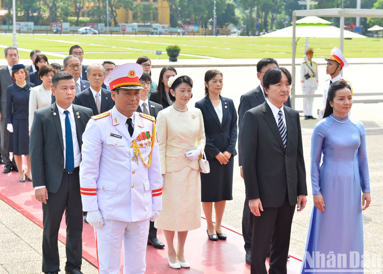 The same day, Japan's Crown Prince Akishino and Crown Princess Kiko paid homage to President Ho Chi Minh at his mausoleum in Hanoi.