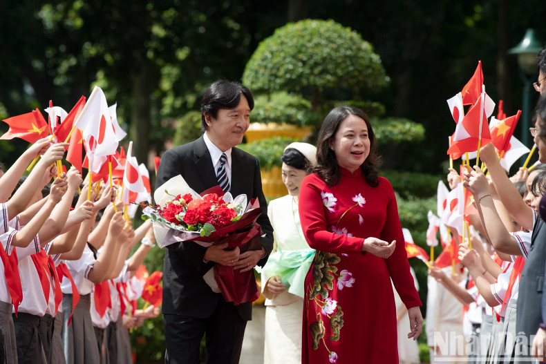 Vice President Vo Thi Anh Xuan and Japan's Crown Prince Akishino at the welcome ceremony in Hanoi on the morning of September 21.