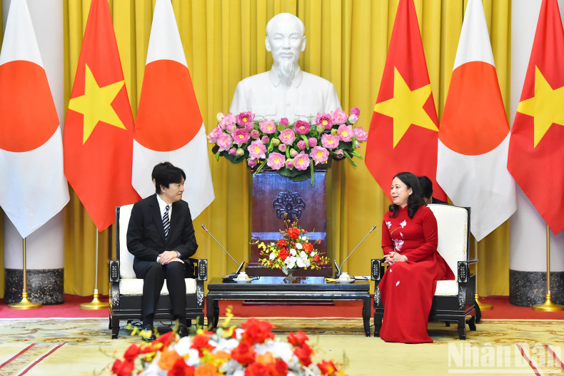 Vice President Vo Thi Anh Xuan and Japan's Crown Prince Akishino hold talks after the welcome ceremony.