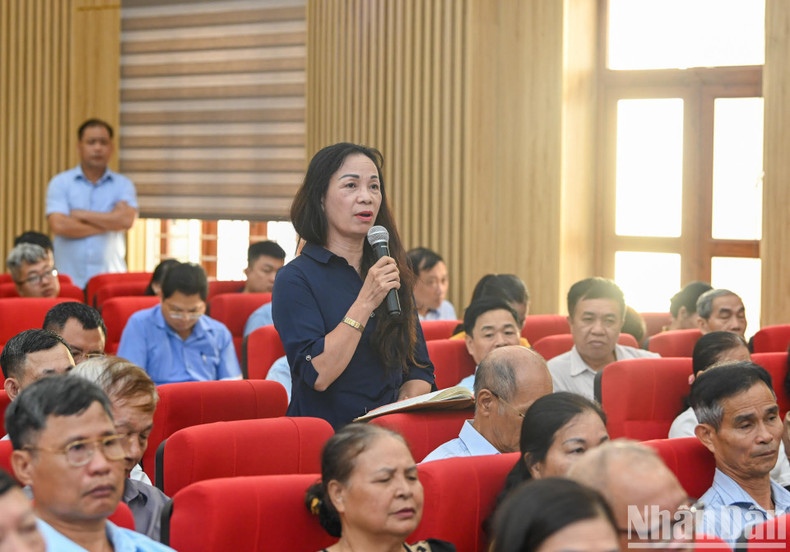 Voter Nguyen Thi Hao (Ngoc Xuyen ward) proposes several issues on the Cyber Security Law. Voter Nguyen Thi Hao (Ngoc Xuyen ward) proposes several issues on the Cyber Security Law.