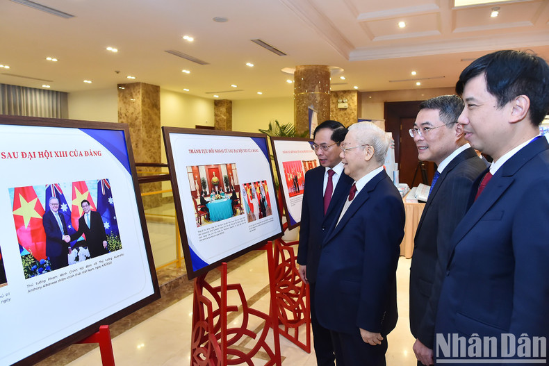 Party General Secretary Nguyen Phu Trong visit an exhibition held on the sidelines of the 32nd National Diplomatic Conference.