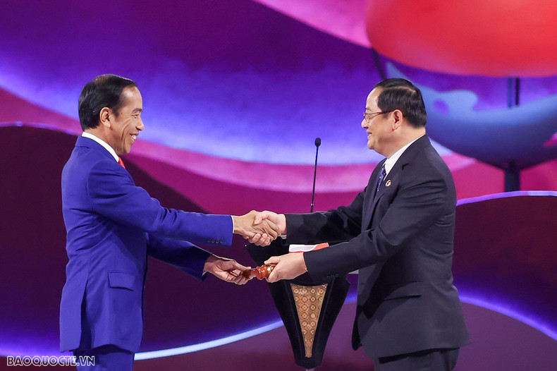 Laos Prime Minister Sonexay Siphandone (right) receiving the baton of the ASEAN chairmanship from Indonesian President Joko Widodo (left) at the closing ceremony of the 43rd ASEAN Summit in Jakarta on September 7. (Photo: VNA) Laos Prime Minister Sonexay Siphandone (right) receiving the baton of the ASEAN chairmanship from Indonesian President Joko Widodo (left) at the closing ceremony of the 43rd ASEAN Summit in Jakarta on September 7. (Photo: VNA)