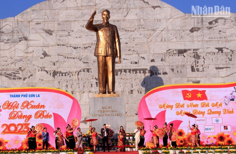 A performance at the spring festival in Son La Province A performance at the spring festival in Son La Province