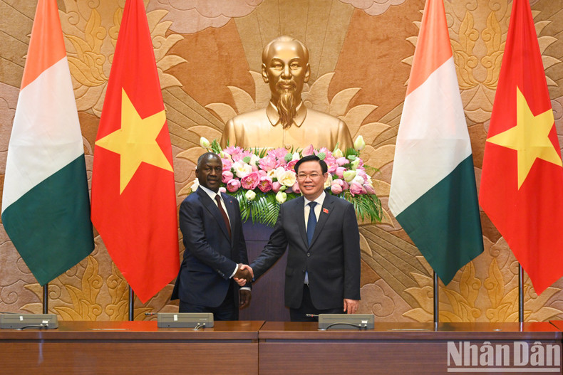 The Vietnamese and Côte d'Ivoire NA leaders sign a MoU on cooperation between the two legislatures. (Photo: VNA)