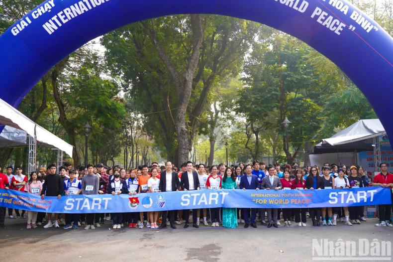 Following the opening ceremony, more than 1,000 Vietnamese youth union members, students, and foreign visitors join a friendship run. Following the opening ceremony, more than 1,000 Vietnamese youth union members, students, and foreign visitors join a friendship run.